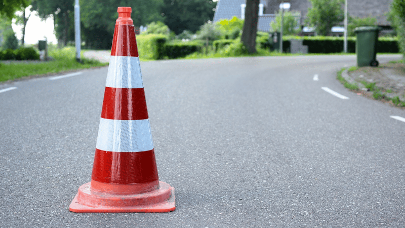 道路上に置かれた三角コーン