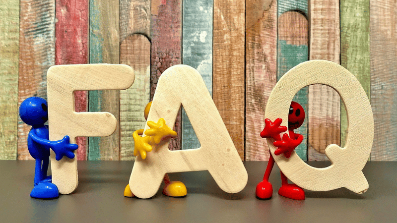 FAQの文字を抱える人形