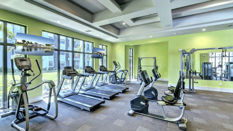 フィットネスジム内に並ぶランニングマシーン