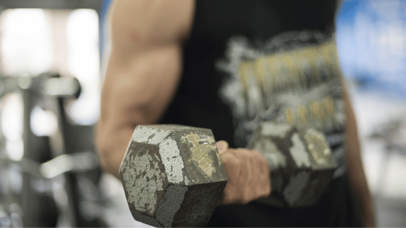 鉄アレイでトレーニングしている男性