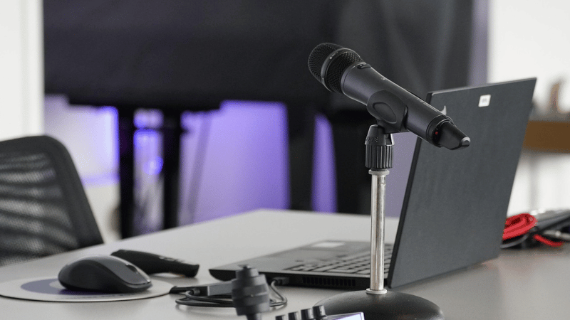 机にセッティングされたインターネット配信機器