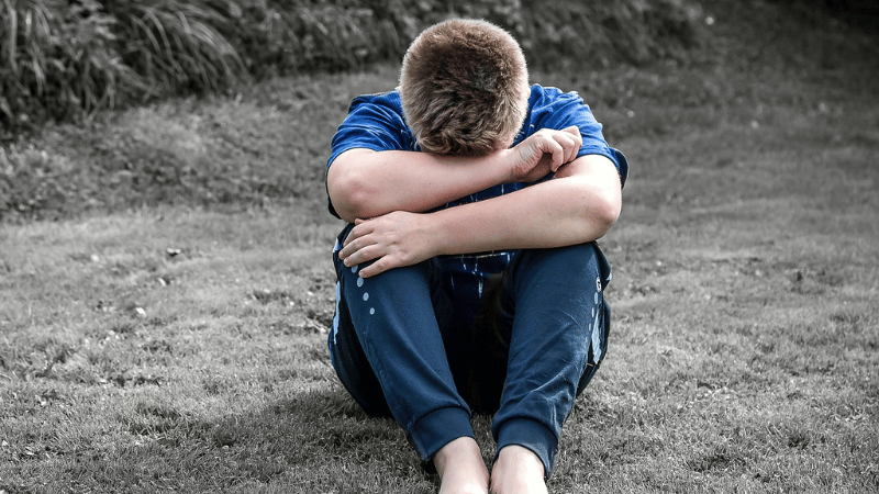 うずくまって落ち込んでいる男性