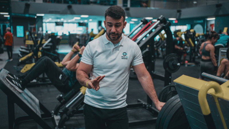 クライアントに指導するエクササイズコーチ