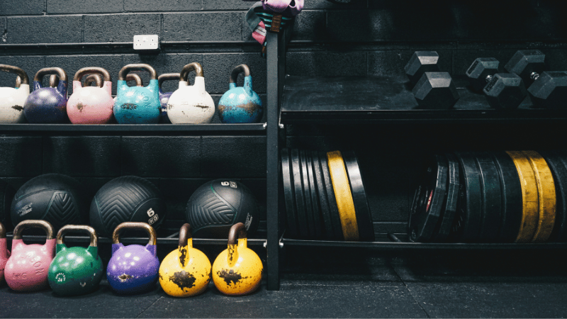 部屋に置かれたトレーニング機材