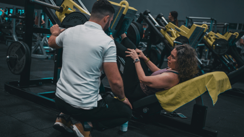 クライアントに運動指導しているパーソナルトレーナー