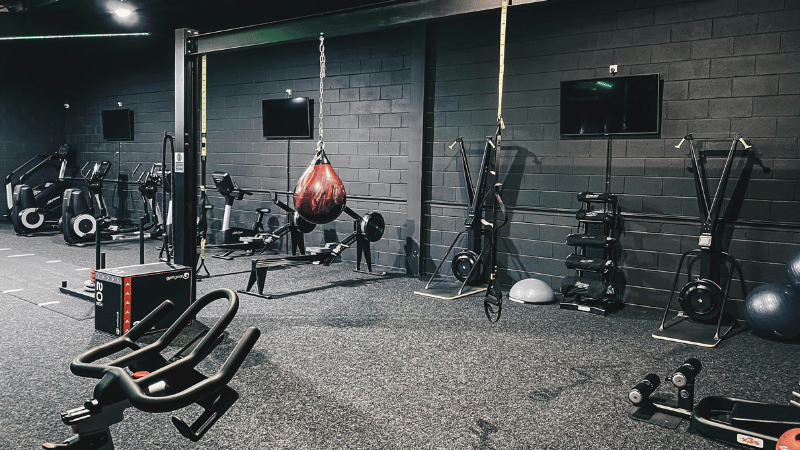 さまざまなトレーニング機材が置いてあるジム室内