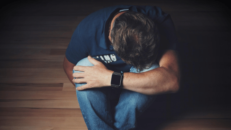 副業に失敗して落ち込んでいる男性