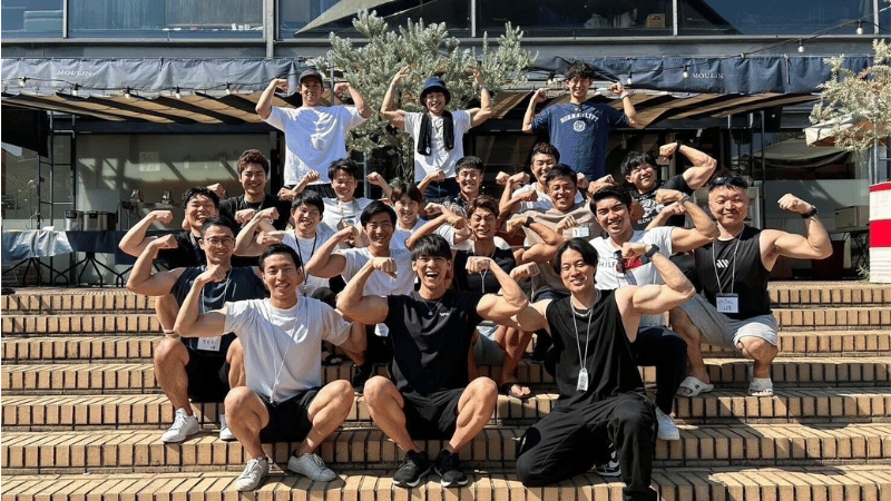 笑顔でポーズをとっているCOMPASS受講生たち