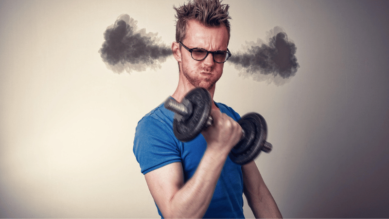 筋トレ中に耳から煙を出している男性