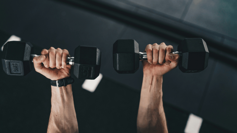 鉄アレイを持ち上げている手