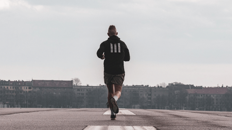 早朝にランニングをしている男性