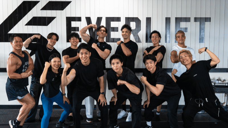 ポーズを取っているCOMPASS受講生メンバー達