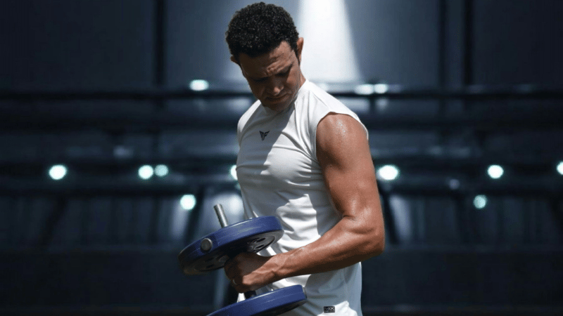 ダンベルで筋トレをしている男性