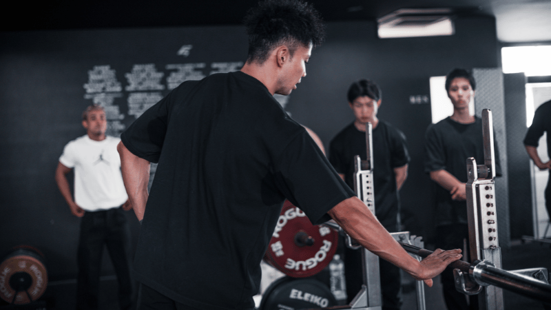 筋トレをしているCOMPASS受講生