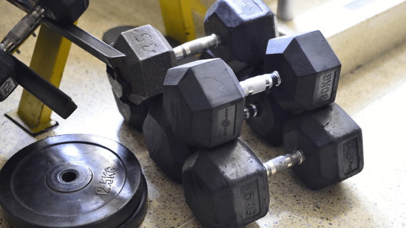 積み上げられた鉄アレイ