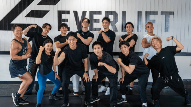 ポーズを取るCOMPASS受講生たち