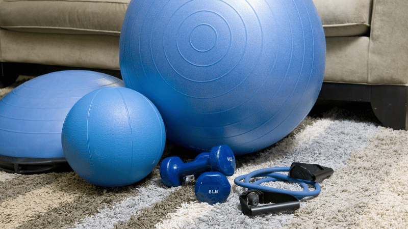 部屋に置かれたトレーニンググッズ