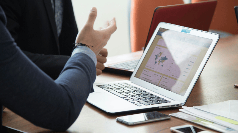 会議で発言をしている男性