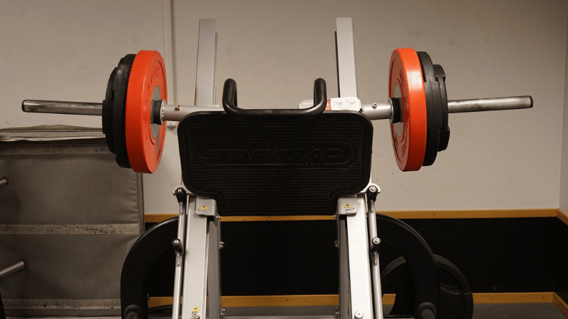 室内に置かれたトレーニングマシン