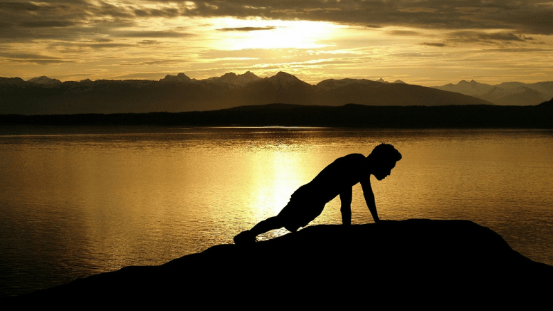 屋外で腕立て伏せをしている男性