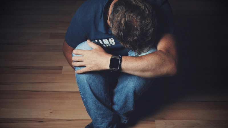 停滞期で落ち込んでいる男性