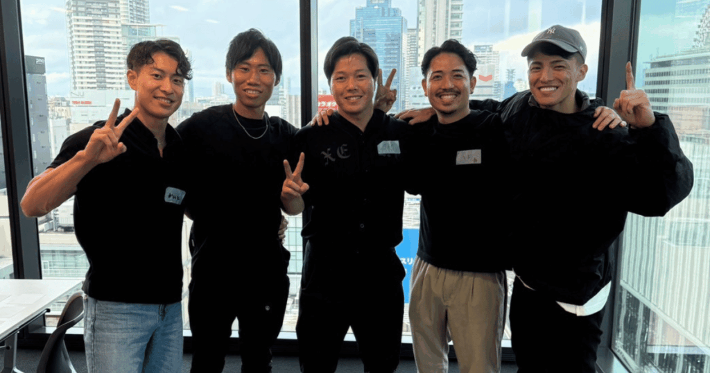 COMPASSメンバーと肩を組んでいる轟さん