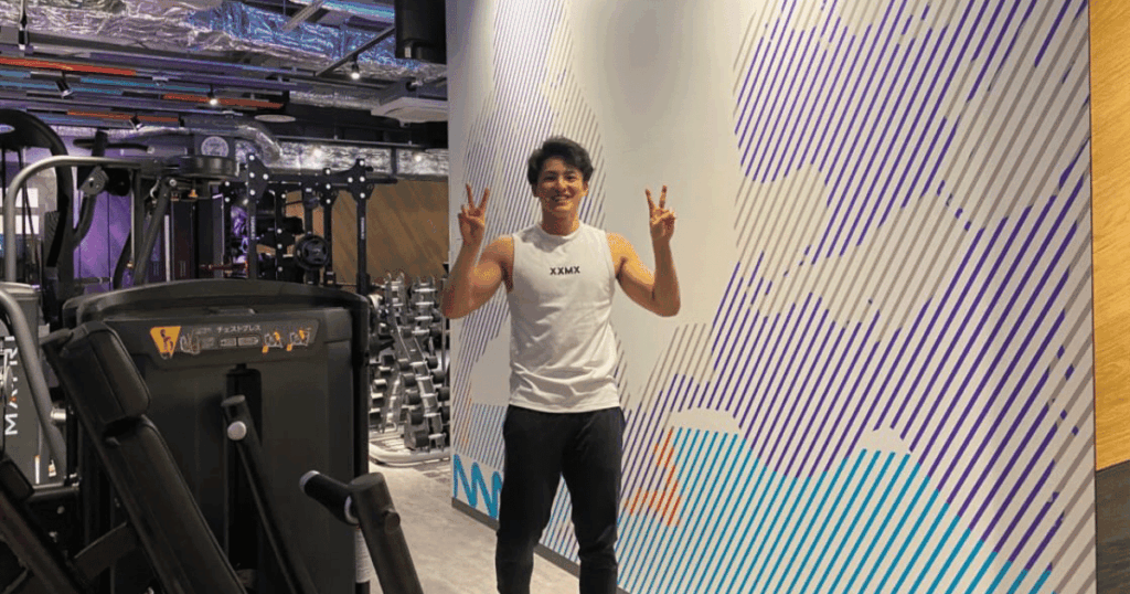 Vサインをしている加藤さん