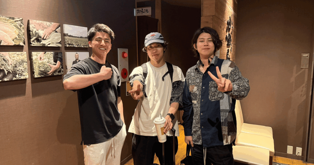 仲間と笑顔で並んで立つ加藤さん